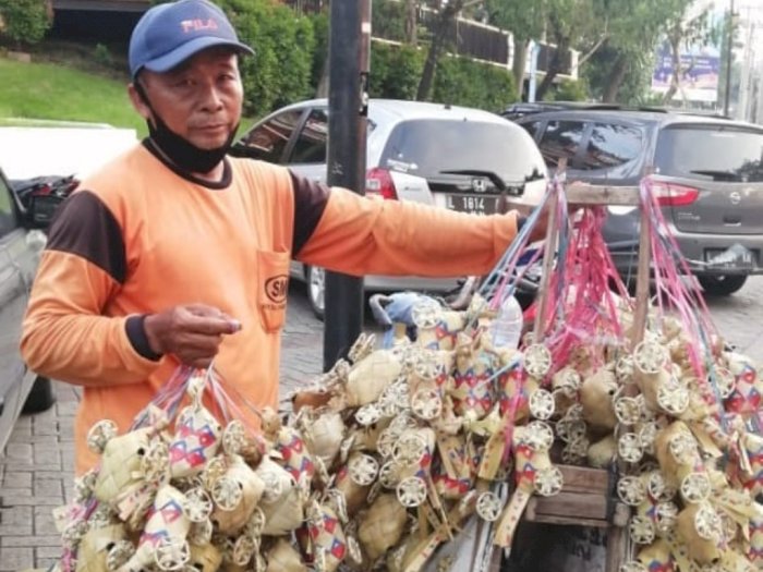 Kisah Pak Lampit Penjual Mainan Tradisional, Kayuh Sepeda Tua dari Lamongan ke Surabaya