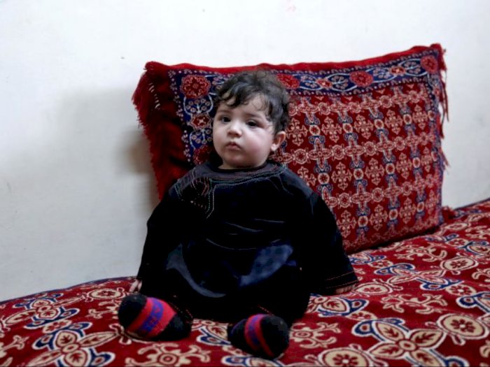 Bayi Afghanistan yang Dievakuasi Lewat Pagar Berduri Bertemu Kembali dengan Keluarga
