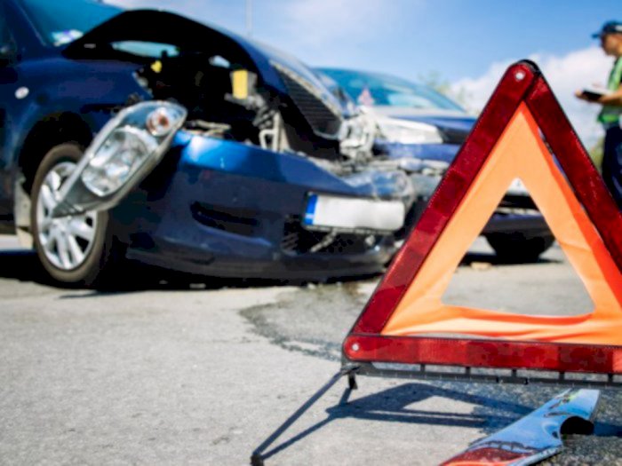 Mobil Terbalik Akibat Kecelakaan di Radio Dalam, Warga Gotong-royong Membantu