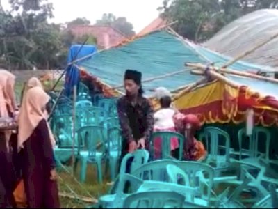 Detik-detik Angin Puting Beliung Robohkan Tenda Pernikahan, Tamu Panik!