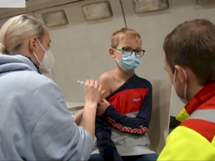Keren! Pesawat di Jerman Diubah Jadi Tempat Vaksinasi Anak