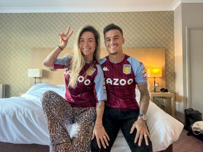 Berpose di Atas Ranjang, Coutinho dan Istri Kompak Pakai Jersey Aston Villa