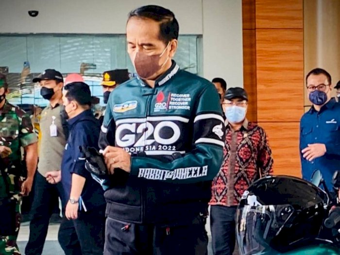 Ini Detail Tulisan dan Logo Jaket G20 yang Dipakai Jokowi di Mandalika
