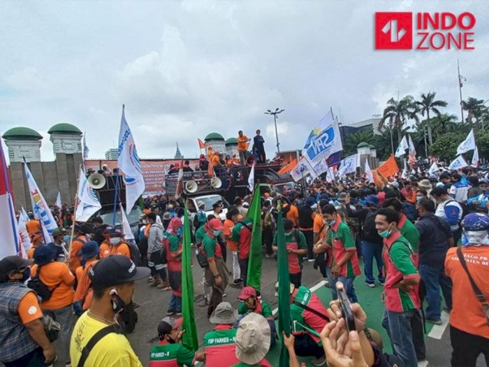 Buruh Usung 4 Tuntutan saat Demo di DPR: Tolak UU Cipta Kerja hingga Revisi UU KPK