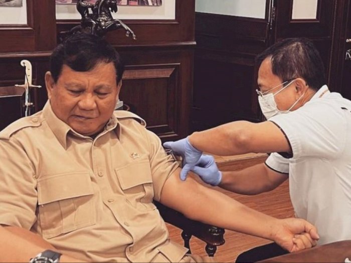 Disuntik Langsung oleh Dokter Terawan, Prabowo Terima Booster Vaksin Nusantara