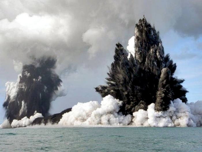 Foto-foto Jarak Dekat Letusan Gunung Bawah Laut Hunga Tonga-Hunga yang Memicu Tsunami