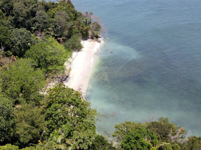 Pantai Ini Punya Benteng Peninggalan Belanda hingga Tempat Nyi Roro Kidul