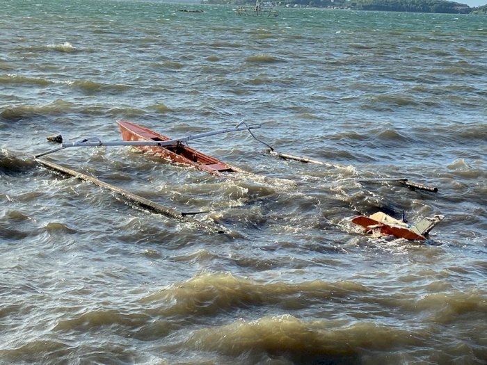 Detik-detik Perahu Nelayan Tenggelam Dihantam Ombak Besar