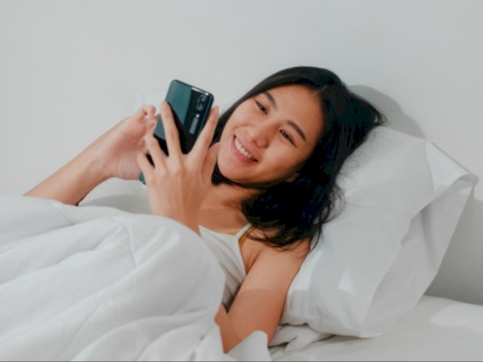 Ini Alasan Kenapa Langsung Buka Handphone setelah Bangun Tidur Bikin Harimu Tak Semangat
