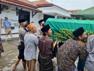 Momen Kapolsek Teluknaga Gotong Keranda Jenazah Satri dan Terjang Banjir