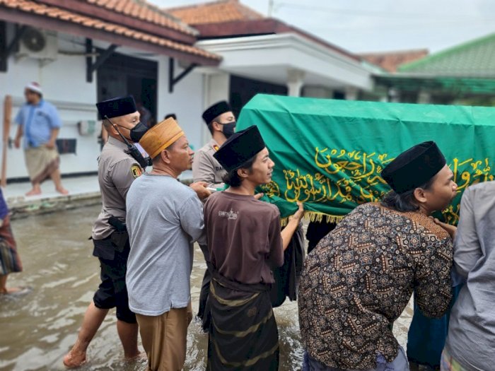 Momen Kapolsek Teluknaga Gotong Keranda Jenazah Satri dan Terjang Banjir