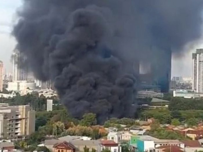 Asap Hitam Membubung Tinggi Akibat Kebakaran di Meruya Jakarta Barat