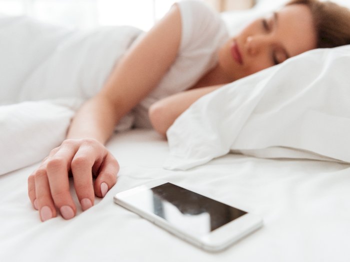 Kebiasaan Tidur Dekat Handphone Dikaitkan dengan Kanker Otak