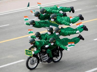 Potret Parade Militer Hari Republik India: 9 Polisi 'Melayang' di Atas Satu Sepeda Motor