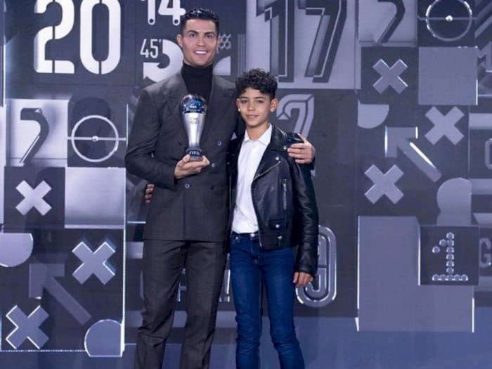 Takut Kecanduan, Cristiano Ronaldo belum Berikan Putra Sulungnya Ponsel