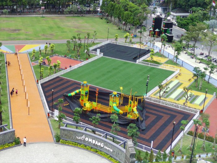 Ada Playgroundnya, Ini Alun-alun Kota Santri Bukan di Luar Negeri!