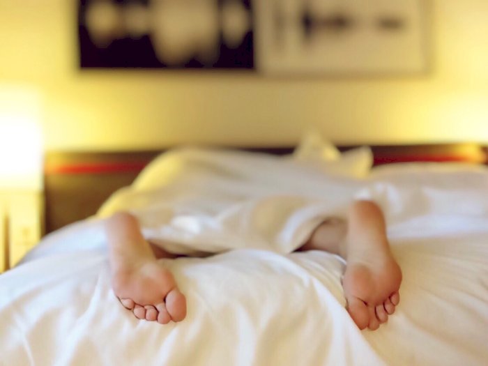Pantangan Melangkahi Orang yang Tidur: Antara Sopan Santun dan Mitos Berutang Darah
