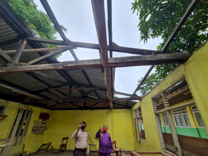 Kacau! Atap Sekolah Dasar di Riau Digondol Maling