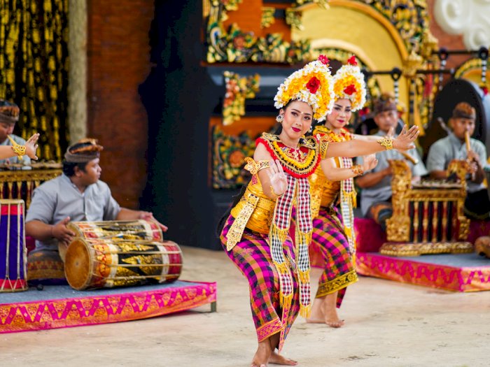 Sejarah Tari Pendet Berasal dari Bali serta Pola Lantai dan Propertinya
