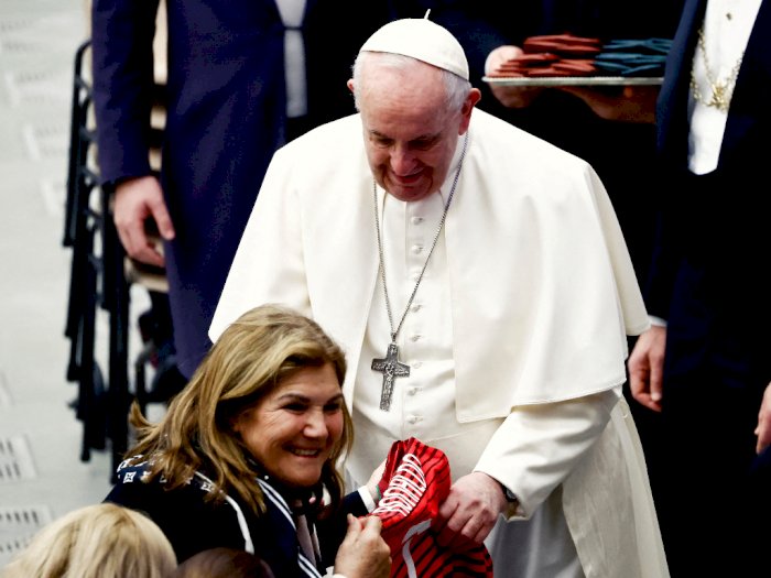 Kunjungi Vatikan, Ibunda Ronaldo Hadiahi Paus Fransiskus Jersey Anaknya
