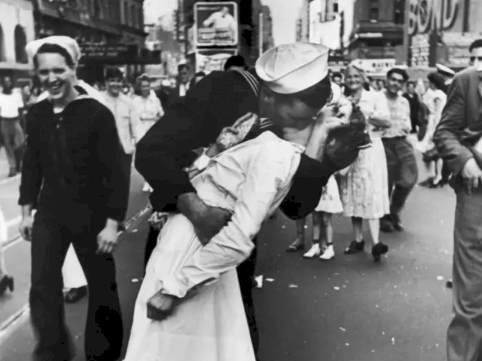 5 Ciuman Penting dalam Sejarah: Ciuman Pertama di Film hingga V-J Day Kiss
