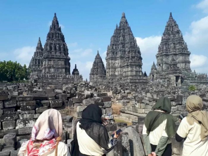 Bukan untuk Foto-Foto Doang! Candi Borobudur dan Prambanan Kini Jadi Tempat Ibadah Sedunia