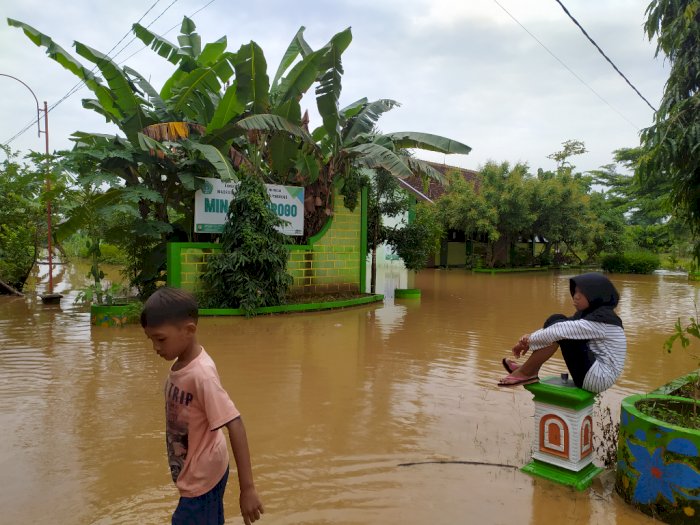 Tolong…! Sekolah Terendam Banjir Ratusan Siswa di Ponorogo Diliburkan 