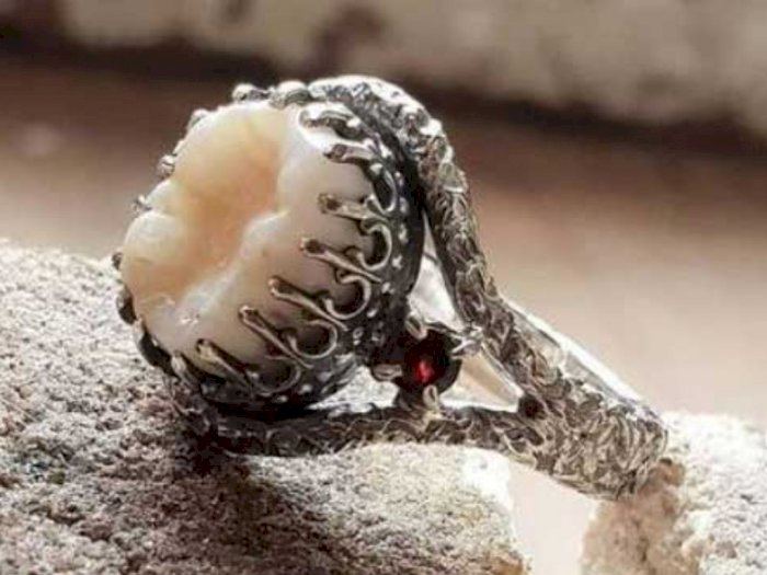 Tak Terduga, 5 Perhiasan yang Bahan Bakunya Bisa Berasal dari Bagian Tubuh Manusia!