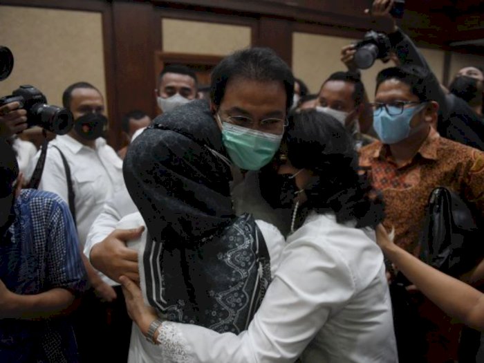 Beri Suap, Azis Syamsuddin Divonis 3,5 Tahun Penjara, Rusak Citra DPR hingga Peluk Istri