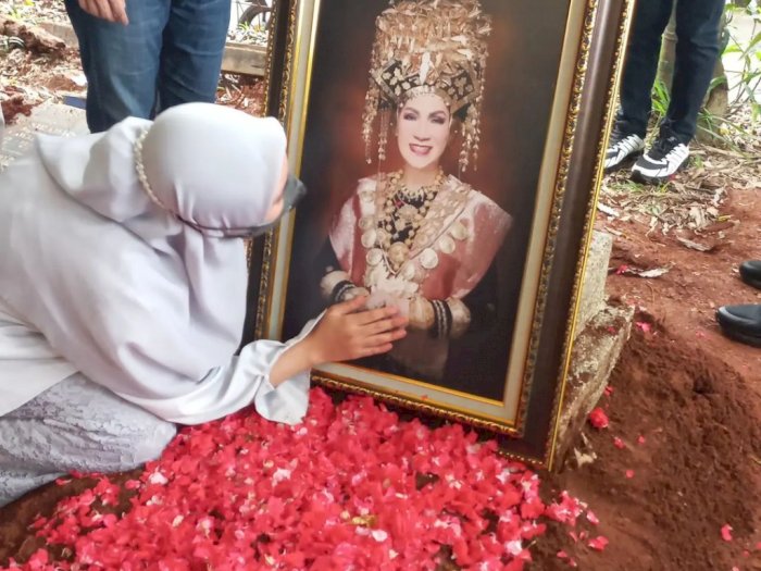 Pilunya Anak Dorce Pegang dan Tatap Foto Ibunya di Pemakaman: Kangen Banget Mama