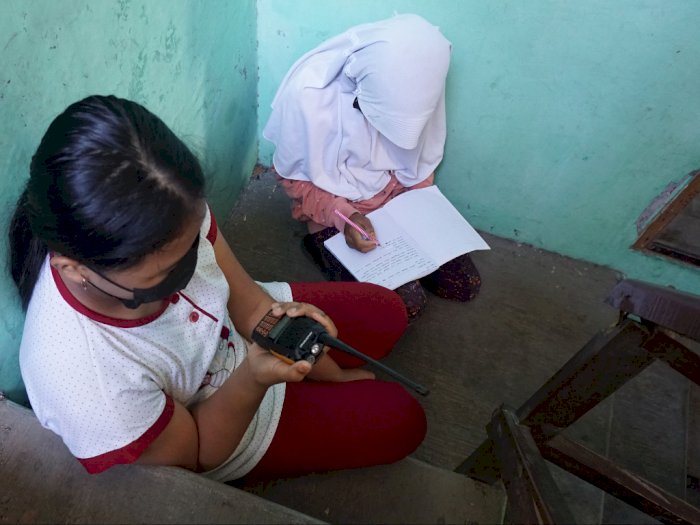 Keterbatasan Teknologi, Siswa Belajar Jarak Jauh Pakai Handy Talky