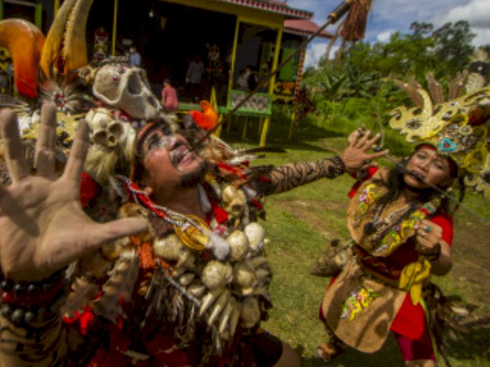 Atraksi Gigit Mandau Pria dan Wanita Dayak saat Festival Budaya Dayak Maanyan Warukin
