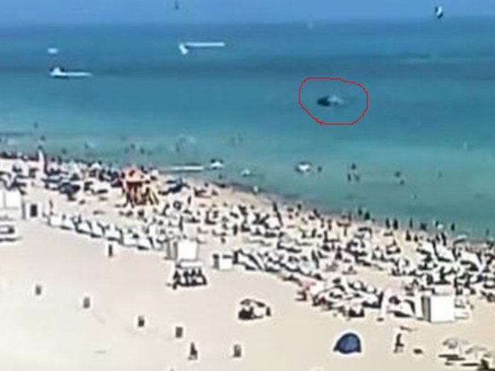 Video Detik-detik Helikopter Jatuh di Pantai Miami saat Ramai Pengunjung