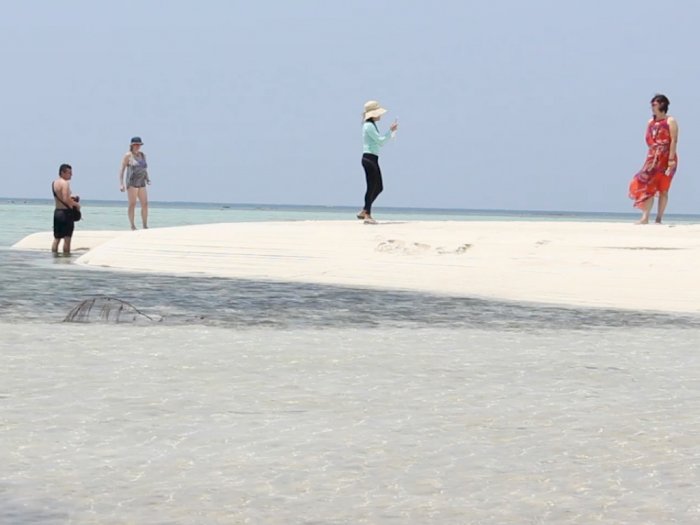 Pulau Tak Berpenghuni Mirip Maldives, Pesona Lautnya Bikin Gagal Fokus!