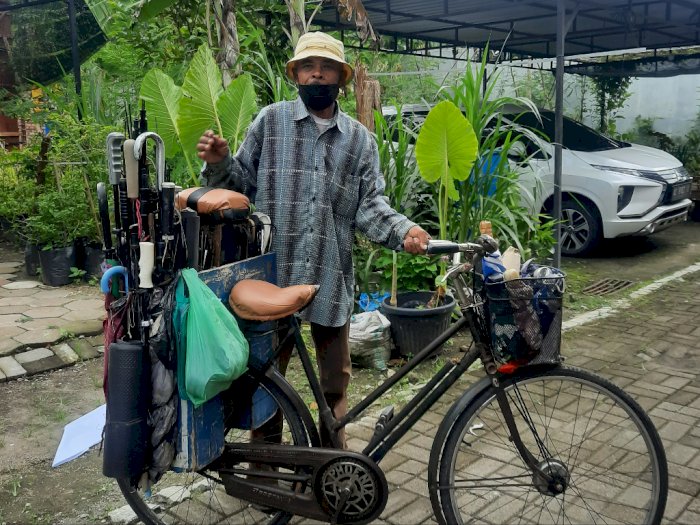 Kisah Tukang Servis Payung, 20 Tahun Keliling Solo Demi Selembar Uang Rp50 Ribu