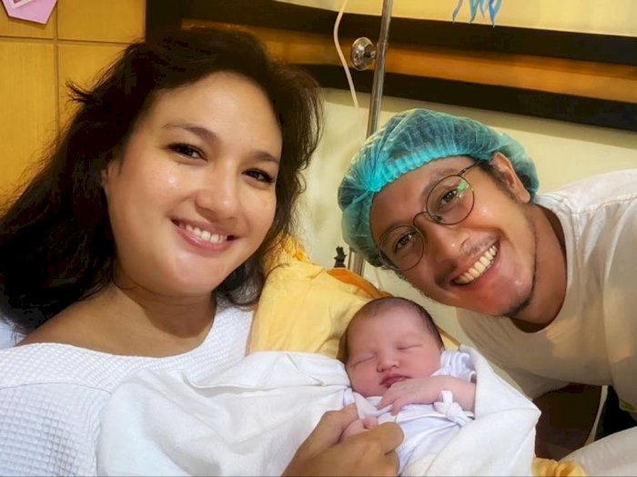 Lahir di Tanggal Cantik, Anak Dimas Anggara dan Nadine Chandrawinata Bikin Netizen Gemas