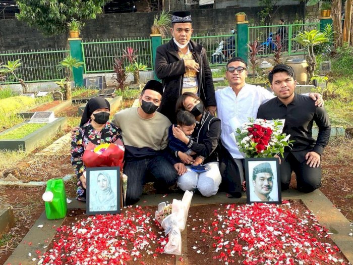 Keluarga H Faisal Rayakan Ultah Bibi di Makam, Netizen Salfok Lihat Mata Sembab Fuji