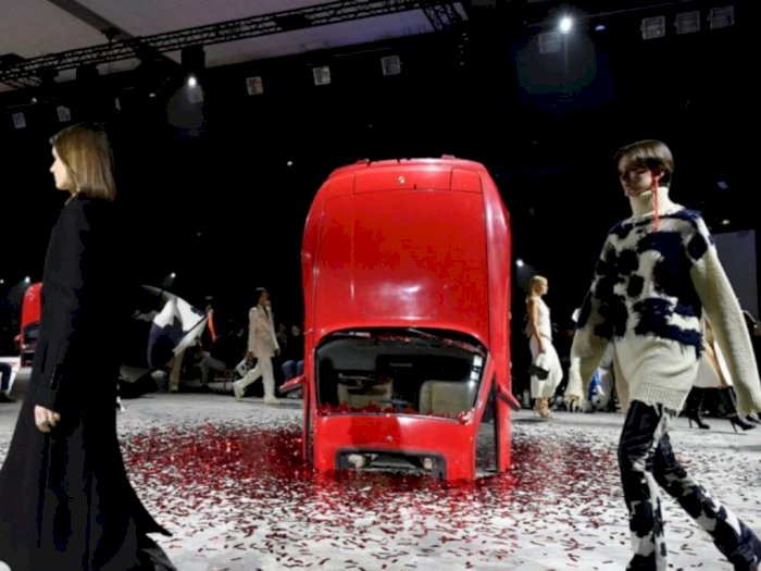 Di Tengah Perang Rusia-Ukraina Paris Fashion Week Tetap Digelar