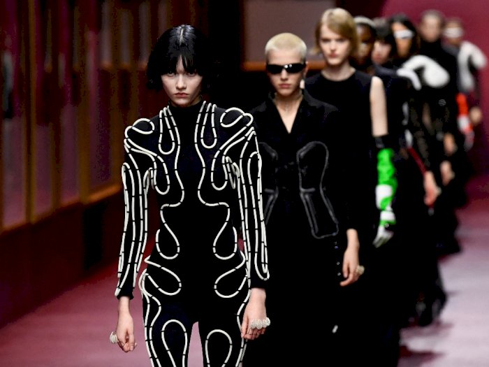 Paris Fashion Week: Desainer Hadirkan Koleksi Musim Gugur Dior, Ada 'Rompi Anti-peluru'