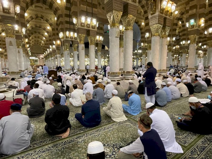 Arab Saudi Move On dari Covid-19, Salat di Masjid Nabawi Tak Lagi Jaga Jarak