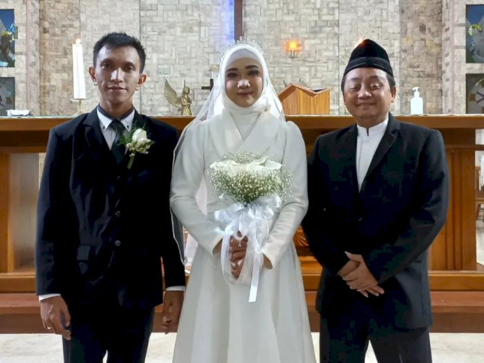 Senyum Merekah Pasangan Nikah Beda Agama di Semarang, Pemberkatan di Gereja