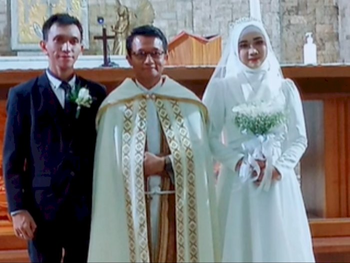 Nikah Beda Agama di Semarang, Mempelai Wanita Berjilbab Ikut Pemberkatan di Gereja Katolik