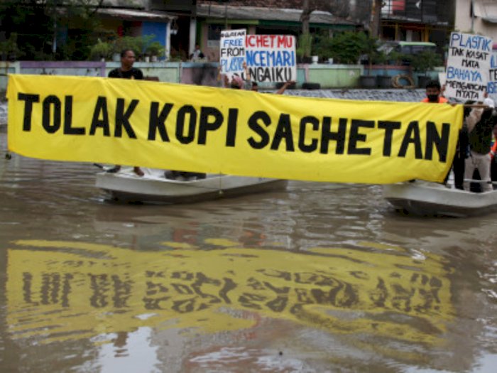 Aktivis Lingkungan Bentangkan Spanduk 'Tolak Kopi Sachetan' di Surabaya, Apa Maksudnya?