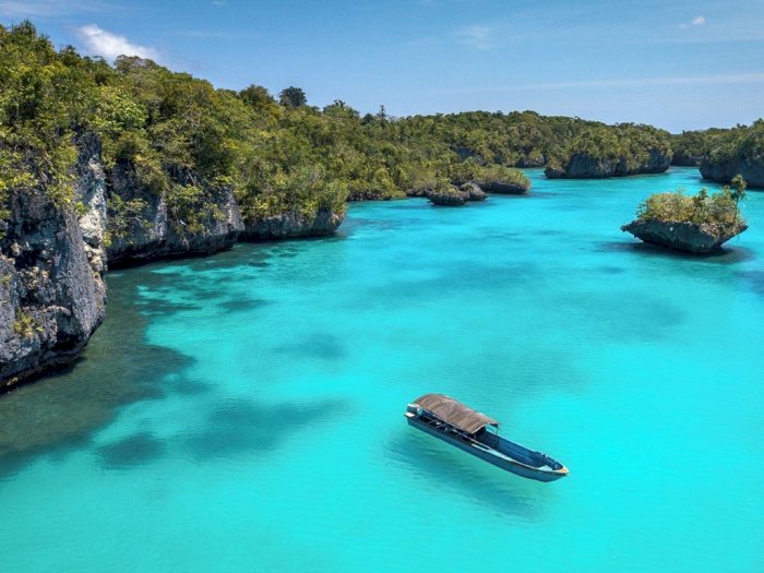 Pesona Pulau Bair, Pulau Tak Berpenghuni yang Cantik Bak Raja Ampat