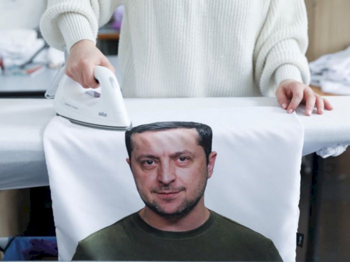 Desainer Ceko Bikin Bantal Berwajah Presiden Ukraina untuk Galang Dana