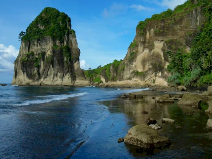 Pantai Ini Viral di TikTok, Gak Berpasir tapi Indah Dipenuhi Batu Karang