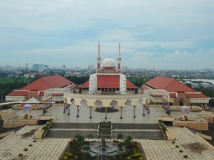 Kembaran Masjid Nabawi di Indonesia, Bergaya Yunani-Jawa dan Punya Payung Raksasa