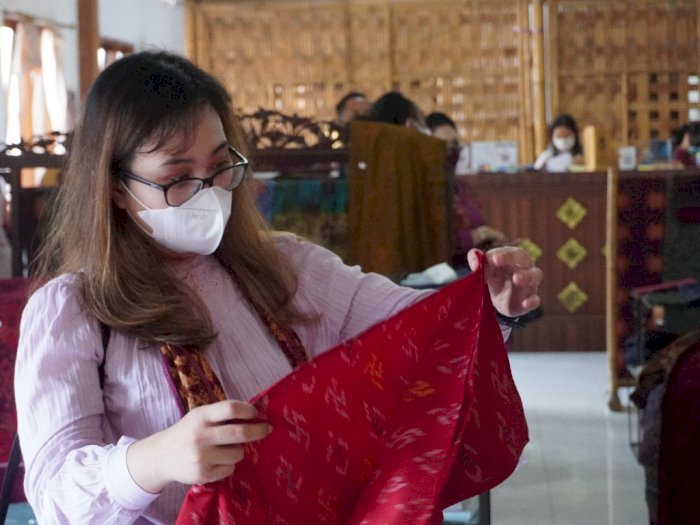 Top! Putri Ayu Bikin Kain Tenun Bali Mendunia, Sampai Dipesan oleh Christian Dior