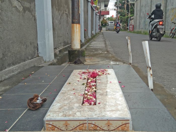 Misteri Makam Tanpa Nama di Tepi Jalan Kota Solo, Ditaburi Bunga Setiap Malam Jumat