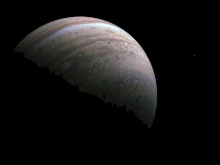 NASA Pamer Foto 2 Bulan Jupiter Io dan Europa, Penampakannya Sangat Menawan